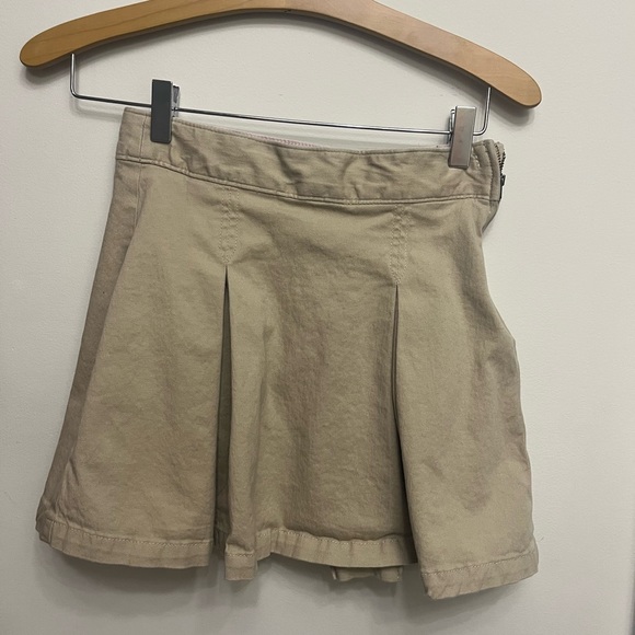 Gap khaki skirt with built in shorts and adjustable waist - Picture 2 of 7